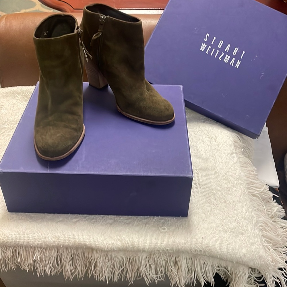Stuart Weitzman Saks Fifth Avenue, olive green suede ankle boots. OW84640 Sz 7.5